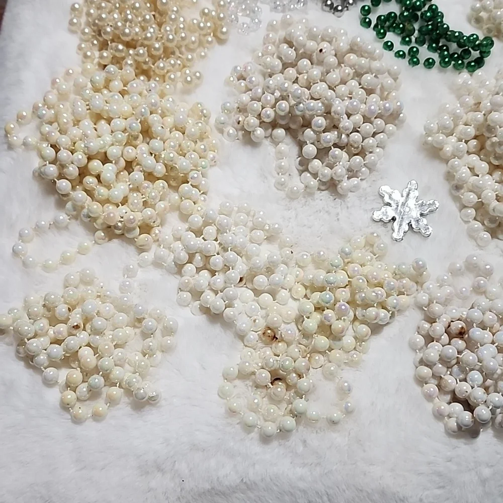 LARGE ASSORTMENT OF SPARKLY ✨️ BEADS BUNDLE.